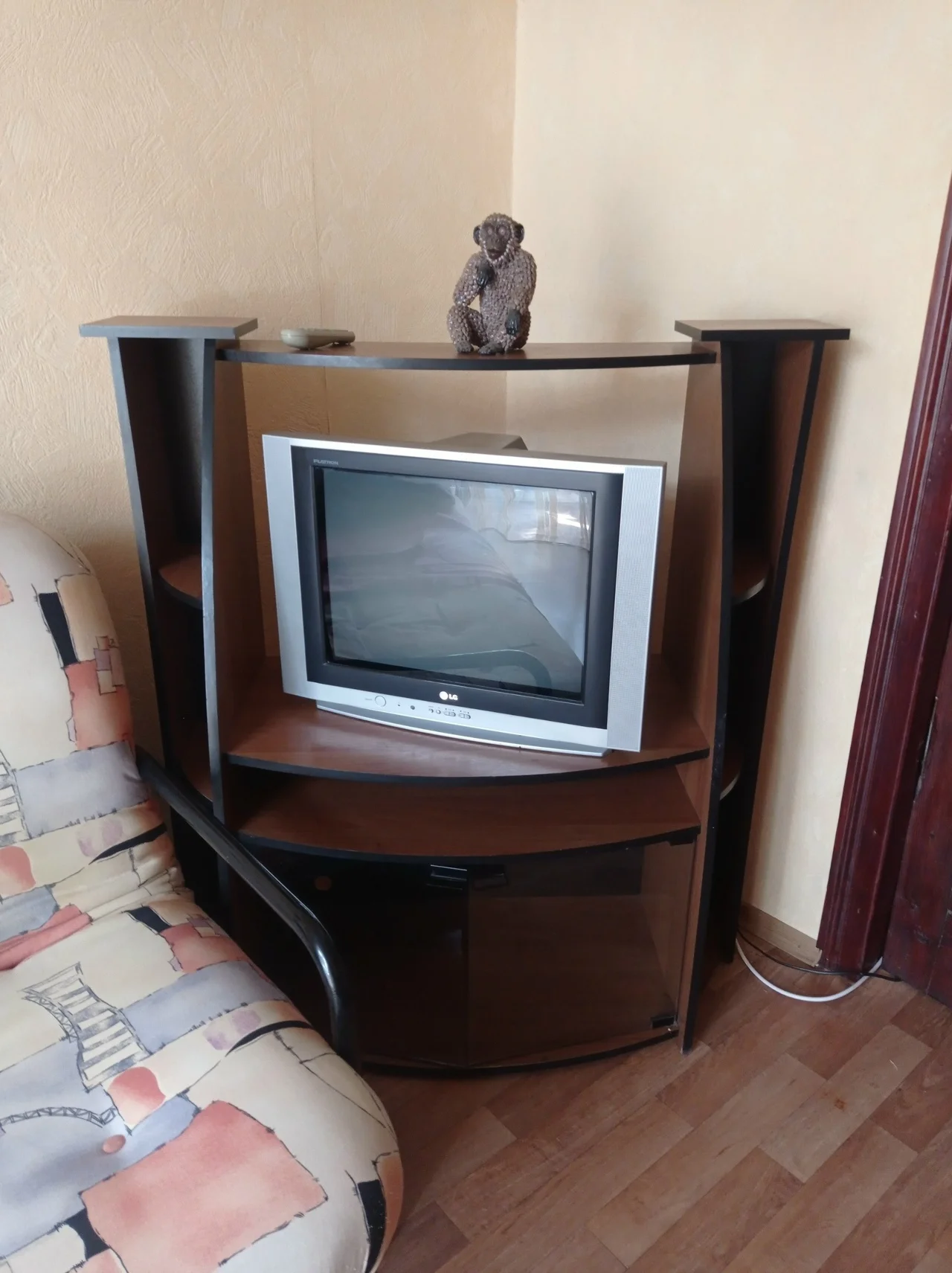 В продаже полка под ТВ или аппаратуру с боковыми нишами
