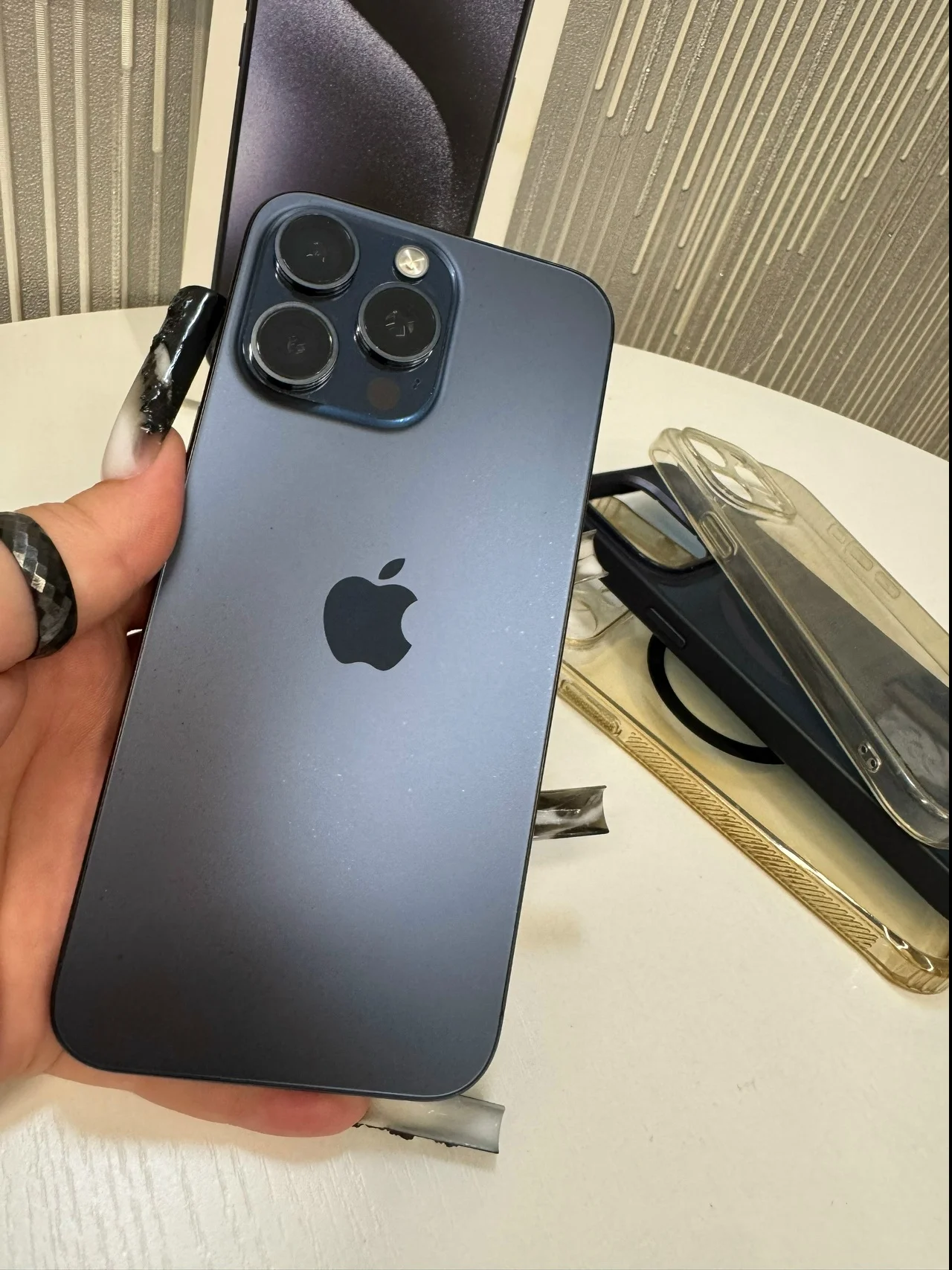 Продаю iPhone 15 Pro Max в цвете Blue Titanium