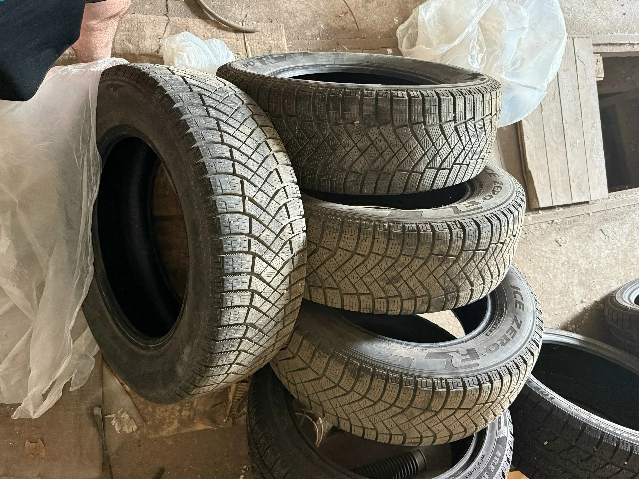 Продам резину Pirelli Ice Zero Friction 225/65 Р 17