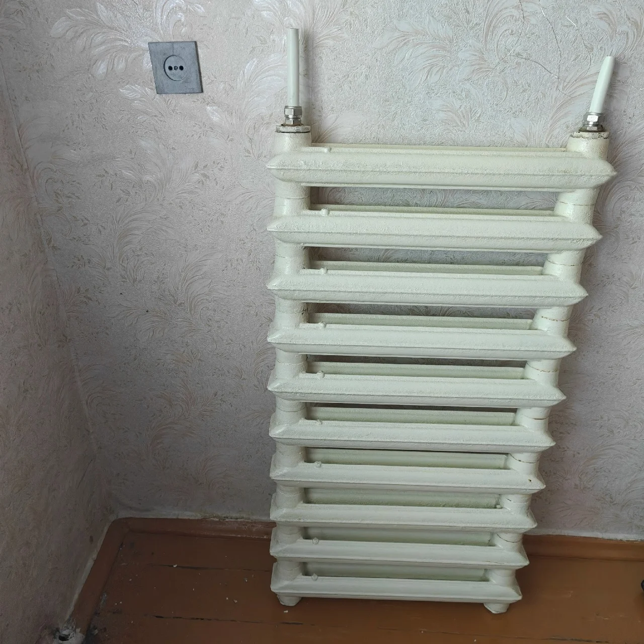Продаются батареи (радиаторы) чугунные б/у 4 шт