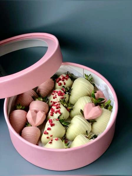 Клубника и ягоды в шоколаде